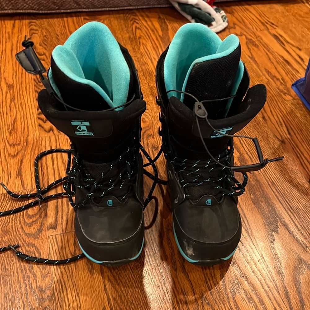 Snowboard boots